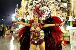 Thaila Ayala desfila no carnaval de Rio 2020