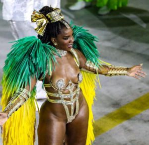 A cantora Iza desfila no carnaval de RJ